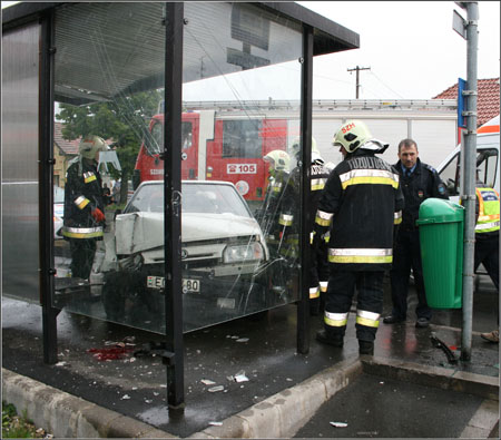 Baleset, Skoda hajtott a buszmegállóba.